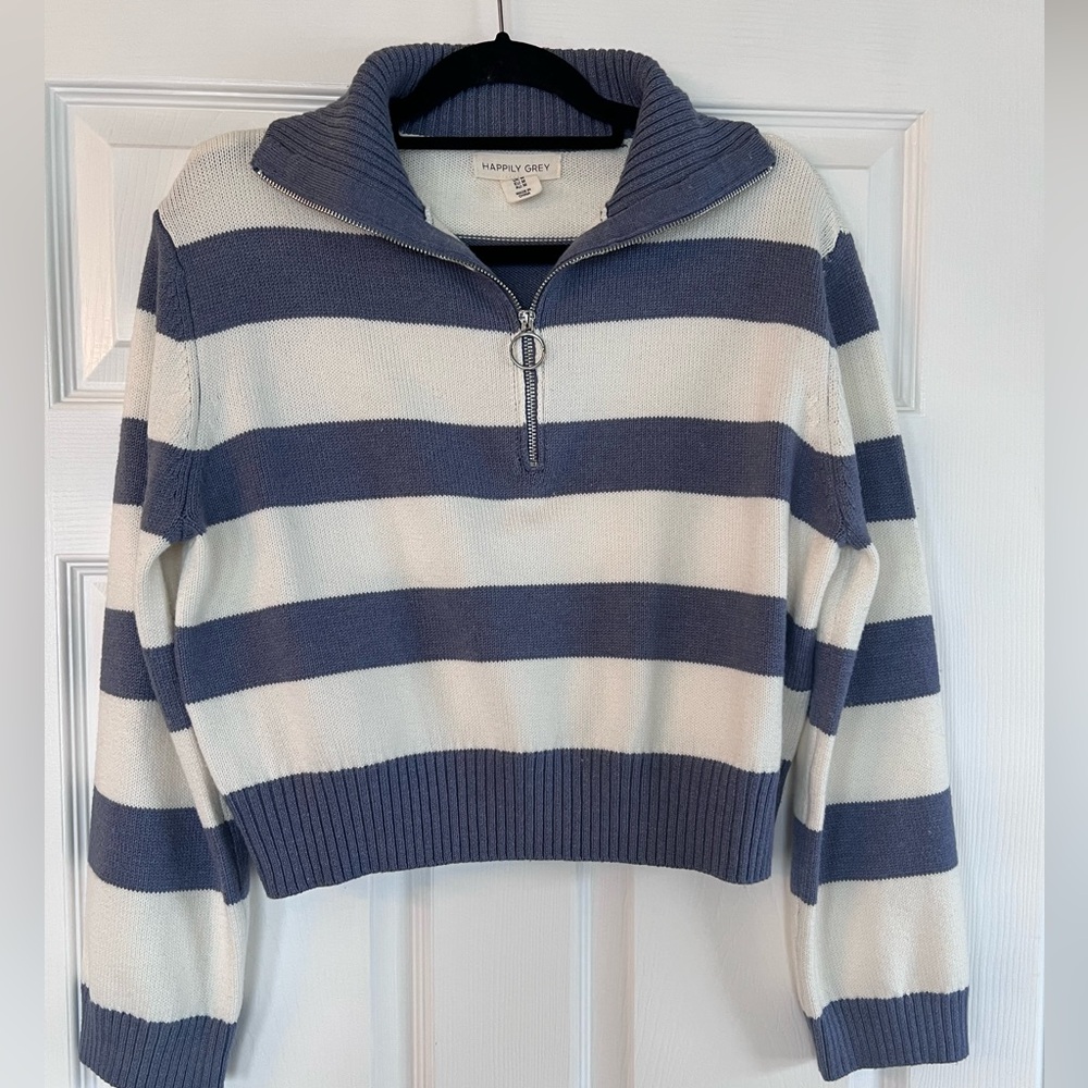 Cropped sweater with a zipper, size M